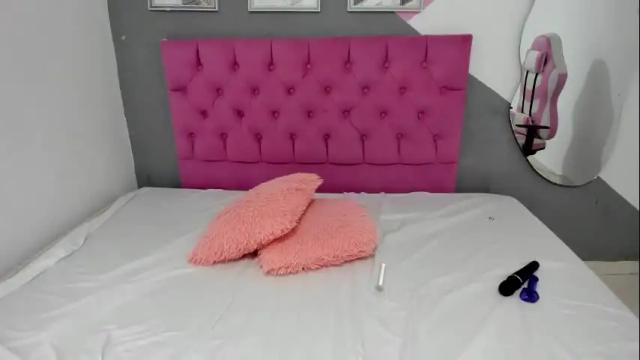 Image 3 of sophie_queem Stream on Chaturbate on 3 months ago