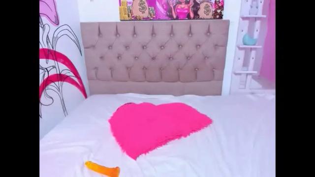 Image 3 of sophie_queem Stream on Chaturbate on 2 months ago