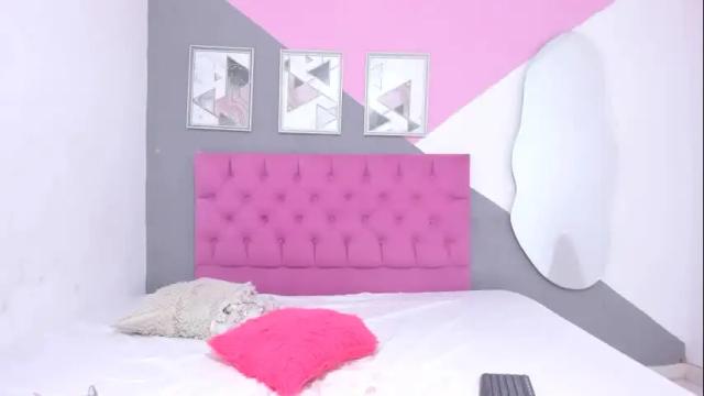 Image 2 of sophie_queem Stream on Chaturbate on 1 month ago