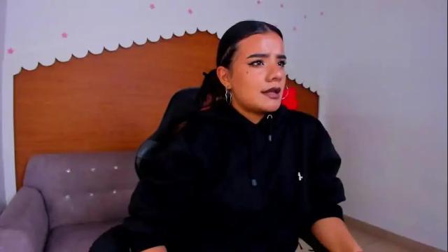 Image 2 of sophie_t_ Stream on Chaturbate on 3 months ago