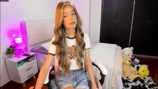 Image 3 of sophiecornett Stream on Chaturbate on 16 days ago