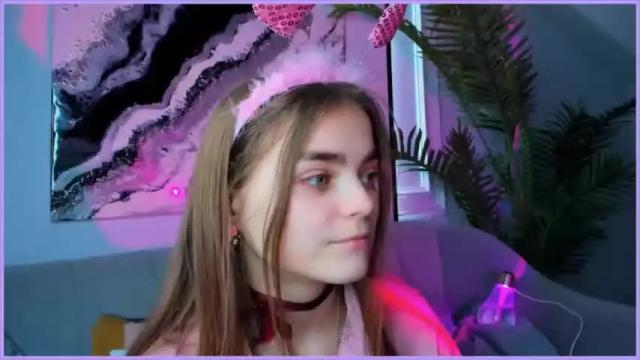 Image 4 of sophiesuvi Stream on Chaturbate on 15 months ago