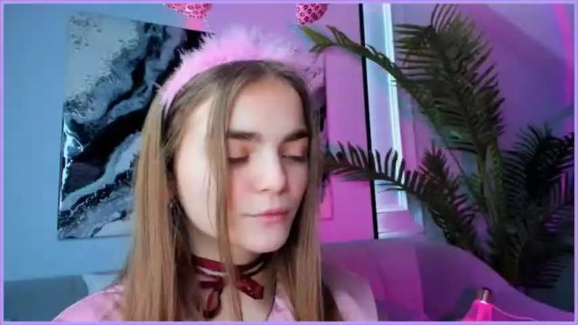 Image 7 of sophiesuvi Stream on Chaturbate on 15 months ago