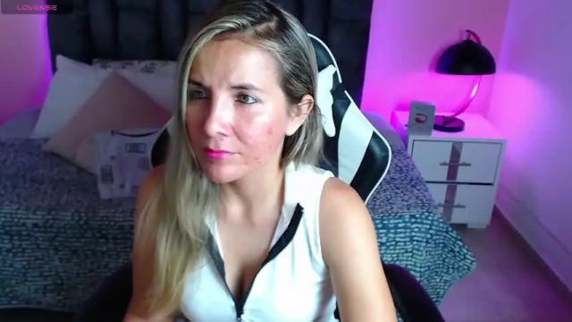 Image 2 of sun_amelie Stream on Chaturbate on 14 months ago