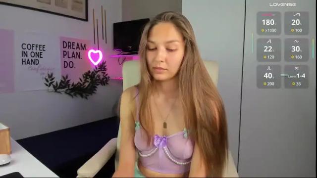 Image 3 of sunlightsofia Stream on Chaturbate on 2 days ago