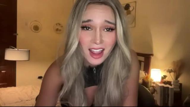 Image 4 of surprisecockmia Stream on Chaturbate on 14 months ago