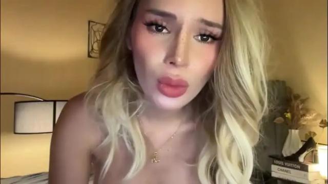 Image 10 of surprisecockmia Stream on Chaturbate on 1 month ago