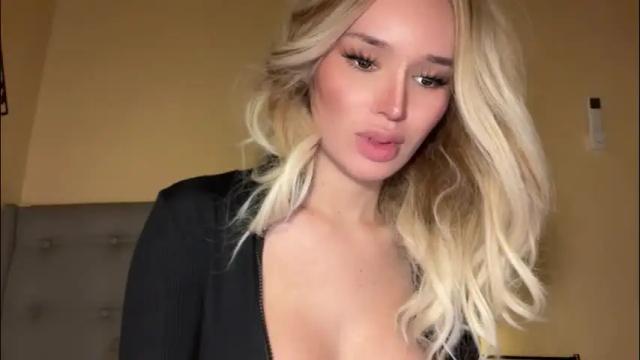 Image 11 of surprisecockmia Stream on Chaturbate on 1 month ago