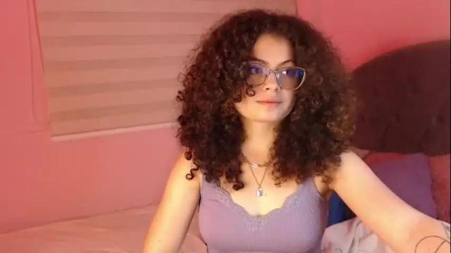 Image 2 of susan_bluee Stream on Chaturbate on 8 months ago