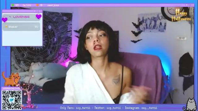 Image 8 of sweet_bluee Stream on Chaturbate on 2 months ago
