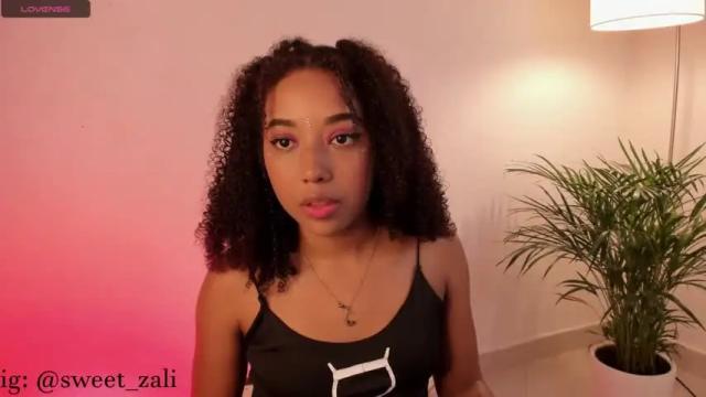 Image 3 of sweet_zali Stream on Chaturbate on 16 months ago