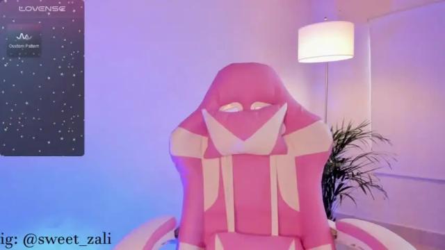 Image 4 of sweet_zali Stream on Chaturbate on 15 months ago