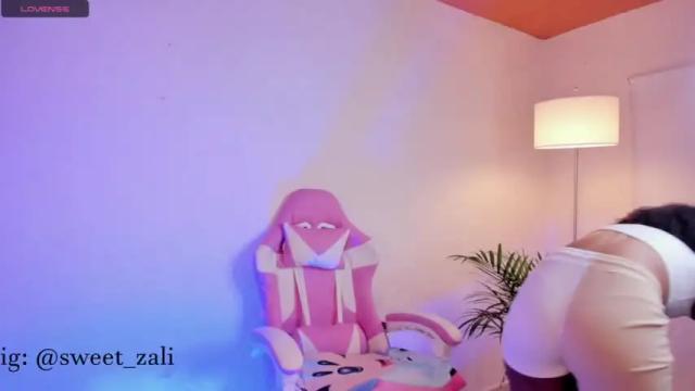 Image 2 of sweet_zali Stream on Chaturbate on 15 months ago