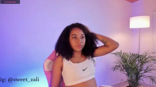 Image 6 of sweet_zali Stream on Chaturbate on 15 months ago