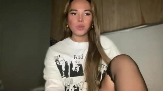 Image 3 of sweetalexa19 Stream on Chaturbate on 1 month ago