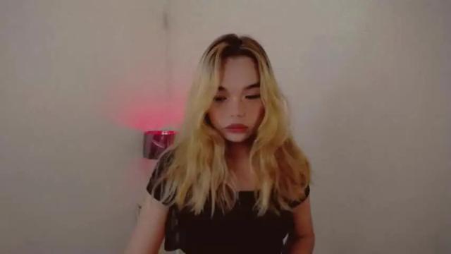 Image 4 of sweetmikaela20 Stream on Chaturbate on 17 months ago