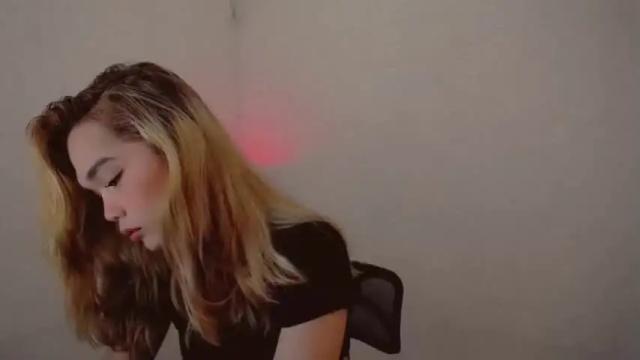 Image 7 of sweetmikaela20 Stream on Chaturbate on 17 months ago