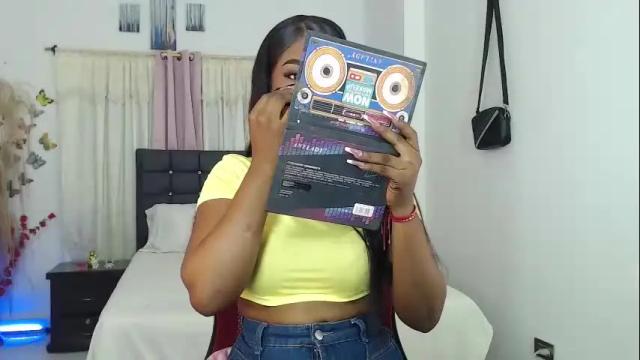 Image 7 of talianamoreno Stream on Chaturbate on 3 days ago