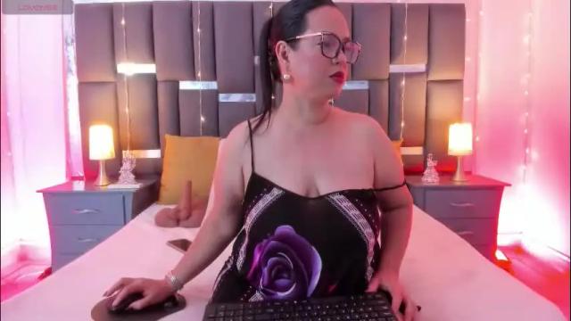 Image 4 of talianavega Stream on Chaturbate on 1 month ago