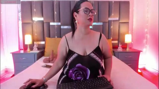 Image 7 of talianavega Stream on Chaturbate on 1 month ago