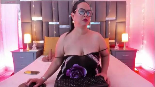 Image 8 of talianavega Stream on Chaturbate on 1 month ago