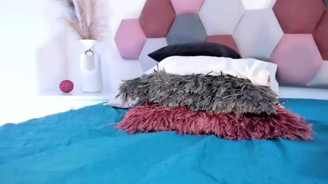 Image 3 of taralombardi Stream on Chaturbate on 15 months ago