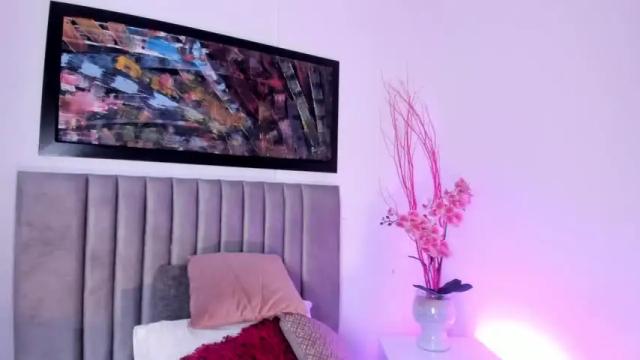 Image 3 of taralombardi Stream on Chaturbate on 14 months ago