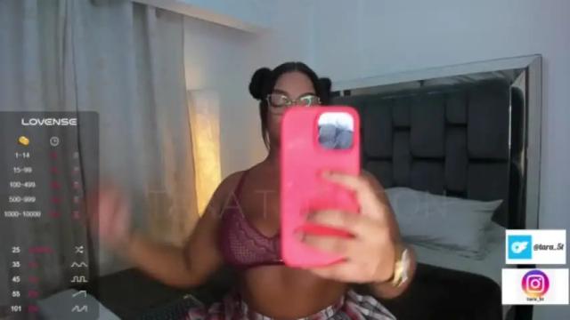 Image 2 of tarathomson Stream on Chaturbate on 16 months ago