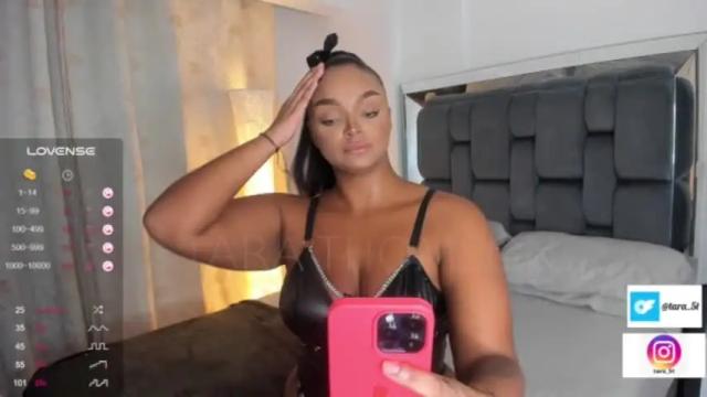 Image 3 of tarathomson Stream on Chaturbate on 16 months ago