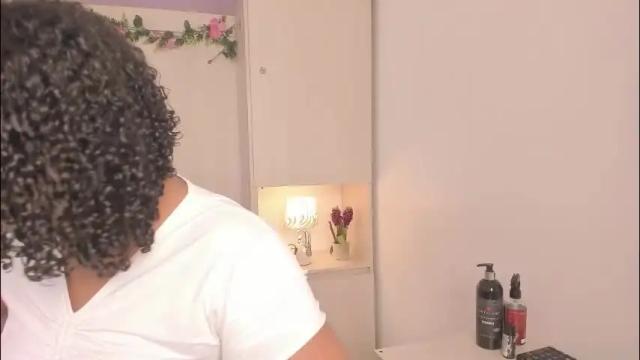 Image 4 of tarawiilson_ Stream on Chaturbate on 2 months ago