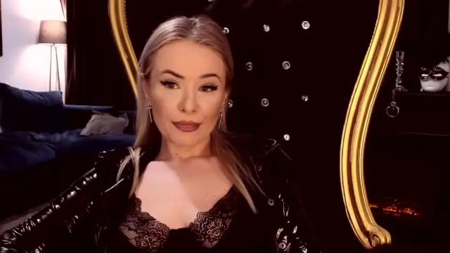 Image 4 of teasingjulianna Stream on Chaturbate on 14 months ago