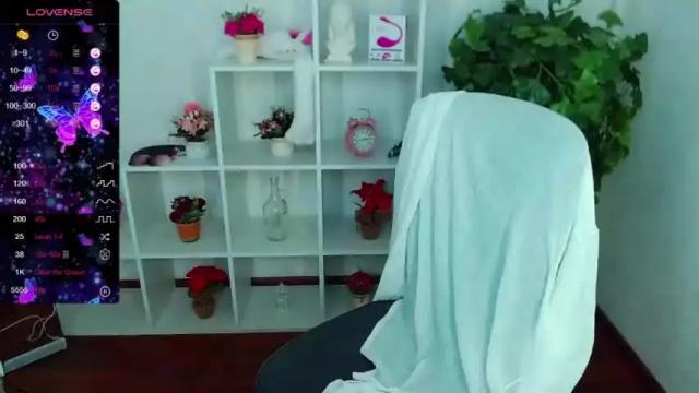 Image 6 of temptingfox Stream on Chaturbate on 14 months ago