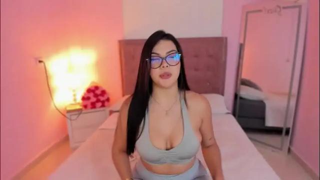 Image 3 of tharaaa_1 Stream on Chaturbate on 3 months ago