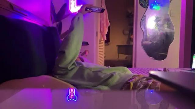 Image 10 of the_emmarouge Stream on Chaturbate on 21 days ago