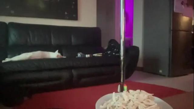 Image 12 of the_emmarouge Stream on Chaturbate on 2 days ago