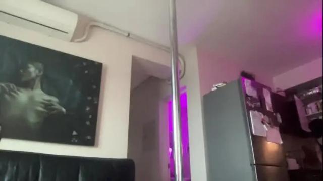Image 3 of the_emmarouge Stream on Chaturbate on 2 days ago