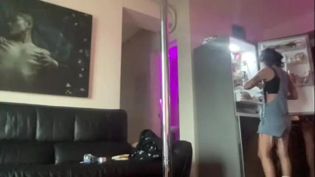 Image 7 of the_emmarouge Stream on Chaturbate on 2 days ago