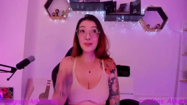 Image 10 of thecosmicgirl Stream on Chaturbate on 15 months ago