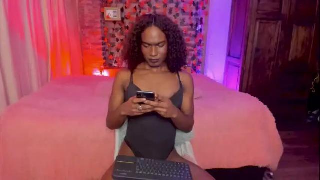 Image 12 of thegoldenbitch Stream on Chaturbate on 2 months ago