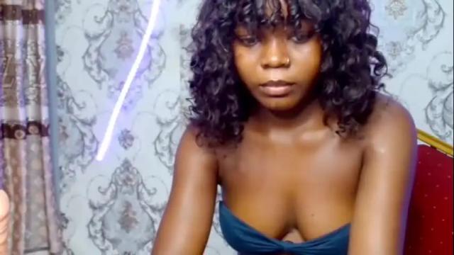Image 2 of thepetitequeeen Stream on Chaturbate on 1 month ago