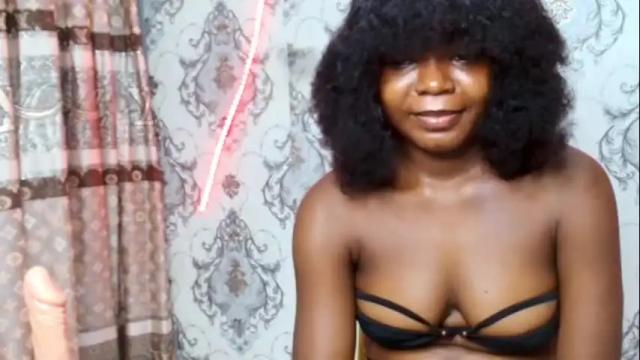 Image 2 of thepetitequeeen Stream on Chaturbate on 1 month ago
