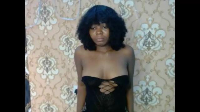 Image 2 of thepetitequeeen Stream on Chaturbate on 1 month ago