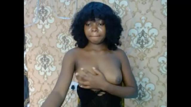 Image 3 of thepetitequeeen Stream on Chaturbate on 1 month ago