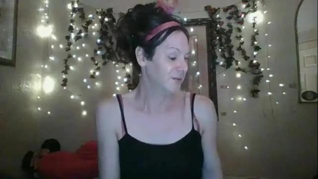 Image 2 of thesillymillie Stream on Chaturbate on 3 days ago