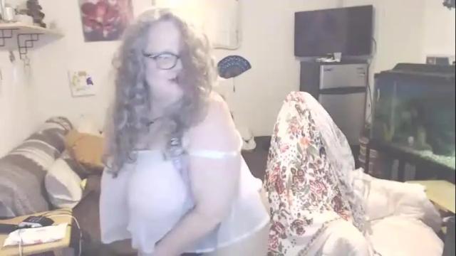Image 2 of thickhippiechick Stream on Chaturbate on 15 months ago