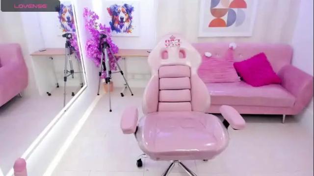 Image 3 of tiara_r Stream on Chaturbate on 1 month ago
