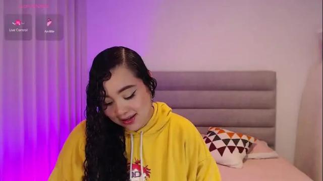 Image 2 of tiffanygiil Stream on Chaturbate on 1 month ago