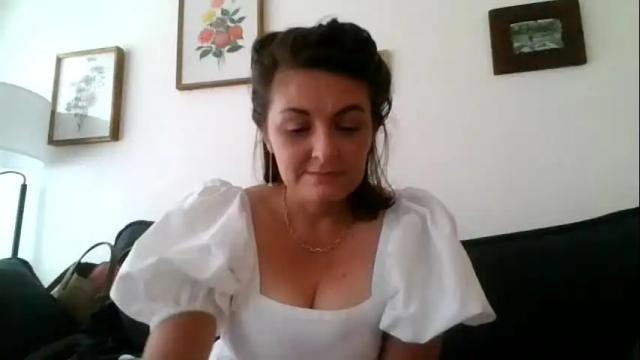 Image 2 of tinyassbossymilf Stream on Chaturbate on 2 months ago