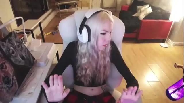 Image 4 of tinykylie Stream on Chaturbate on 1 month ago