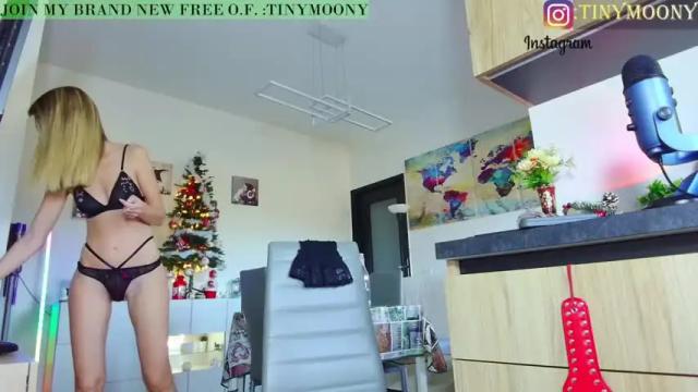 Image 2 of tinymoony Stream on Chaturbate on 17 months ago